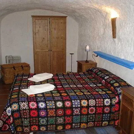 Hotel Cuevas De 3*